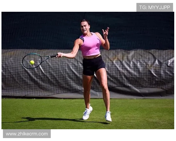 萨巴伦卡以强壮体能称霸网坛展现力量与速度的完美融合